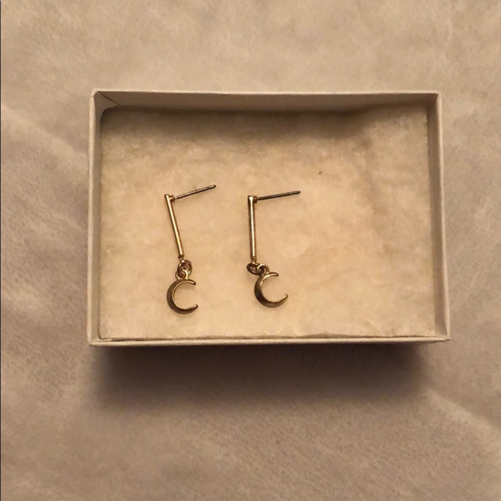 Small dangling moon crust earring